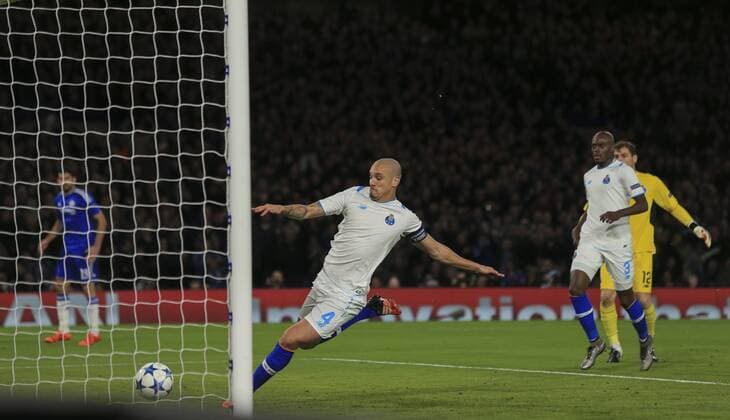 09.12.2015. Stamford Bridge, London, England. Champions League. Chelsea versus FC Porto. FC Porto s Maicon fails to stop the ball from crossing the line for Chelsea s first goal in the 10th minute. xNigelxCookex  ActionPlus11687509