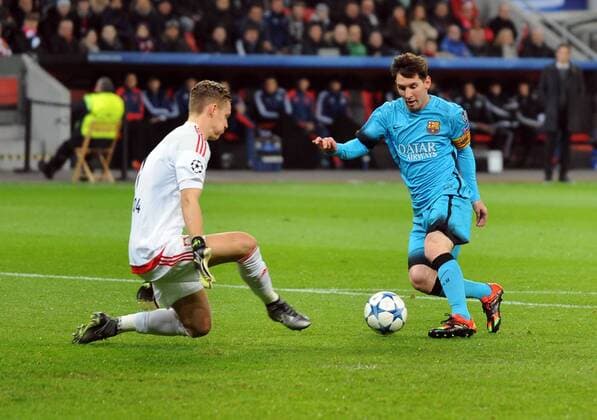 Championsleague: Bayer 04 Leverkusen - FC Barcelona Barca 09.12.2015. Lionel Messi (Barca) umspielt Tw. Bernd Leno (LEV) zum 1:0. HM