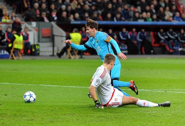 Championsleague: Bayer 04 Leverkusen - FC Barcelona Barca 09.12.2015. Lionel Messi (Barca) umspielt Tw. Bernd Leno (LEV) zum 1:0. HM