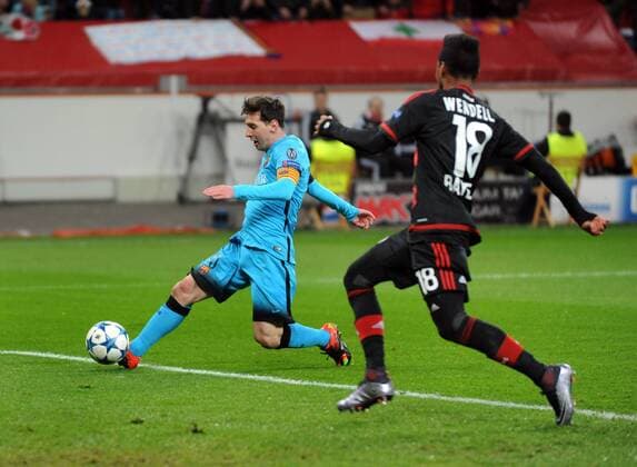 Championsleague: Bayer 04 Leverkusen - FC Barcelona Barca 09.12.2015. Tor zum 1:0 für Barcelona durch Lionel Messi. Jonathan Tah (LEV) kommt zu spät. HM