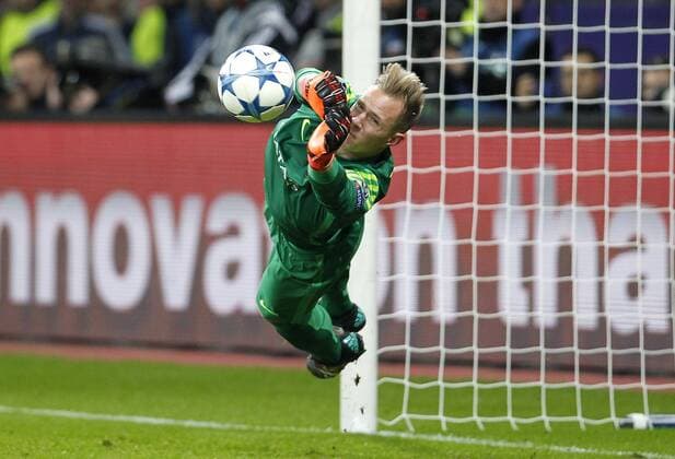Bilder des Tages - SPORT Bilder des Tages - SPORT Marc-Andre ter Stegen FC Barcelona Barca holds a ball during the championsleague match between Bayer 04 Leverkusen and FC Barcelona, Bayarena in Leverkusen on december 9., 2015. Bayer 04 Leverkusen vs. FC Barcelona in der Champions League der Saison 2015 2016 am 9. Dezember 2015.