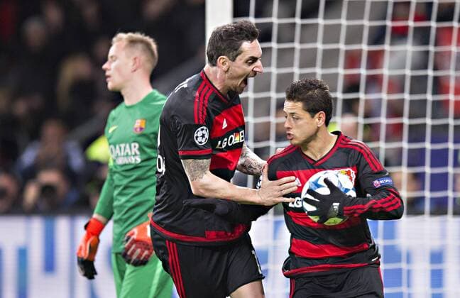 Leverkusen, 09.12.2015, BayArena Torjubel: Javier Hernandez Chicharito (Bayer) Roberto Hilbert (Bayer), Torwart Marc-Andre ter Stegen (Barca) Bayer Leverkusen - FC Barcelona Barca mm
