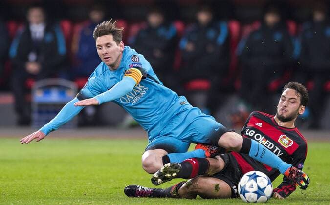 Themen der Woche - Sport Bilder des Tages - SPORT Bilder des Tages - SPORT Leverkusen, 09.12.2015, BayArena Lionel Messi (Barca), Hakan Calhanoglu (Bayer) Bayer Leverkusen - FC Barcelona Barca mm