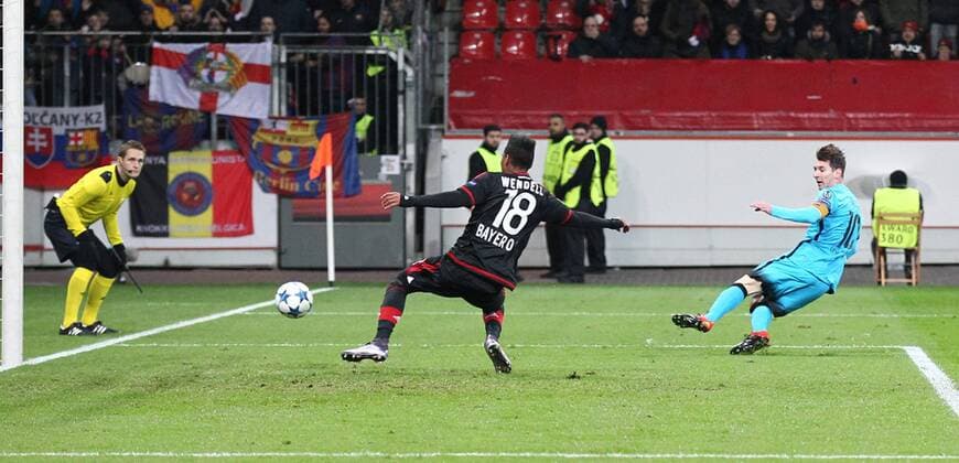 Leverkusen Lionel Messi ( 10, FC Barcelona Barca umspielt Wendell ( 18, Bayer 04 Leverkusen) und erzielt das Tor zum 0:1, Bayer 04 Leverkusen - FC Barcelona, Fussball, Champions-League, 09.12.2015, Copyright: Deutzmann Eibner-Pressefoto EP_CDN