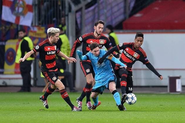 Bilder des Tages - SPORT Bilder des Tages - SPORT Fußball Champions League Gruppenphase 6. Spieltag Bayer Leverkusen - FC Barcelon am 09.12.2015 in der BayArena in Leverkusen Kevin Kampl ( Leverkusen ), links - Hakan Calhanoglu ( Leverkusen ), mitte - Wendell ( Leverkusen ), rechts - Lionel Messi ( Barcelona ), mitte xTTx