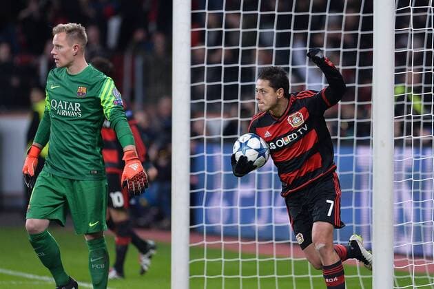 Fußball Champions League Gruppenphase 6. Spieltag Bayer Leverkusen - FC Barcelona am 09.12.2015 in der BayArena in Leverkusen Torjubel zum 1:1 durch Chicharito Javier Hernandez ( Leverkusen ), rechts - Marc-Andre ter Stegen ( Barcelona ), links xTTx