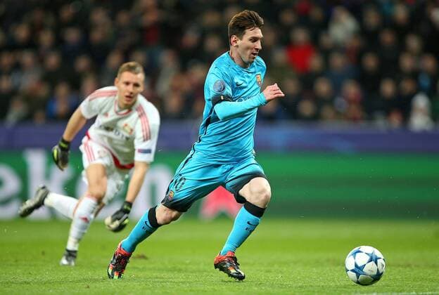 09.12.2015, Fussball UEFA Champions League 2015 2016, Gruppenphase, 6.Spieltag, Bayer 04 Leverkusen - FC Barcelona Barca in der BayArena Leverkusen. Tor zum 0:1 , v.l. Torwart Bernd Leno (Bayer Leverkusen) gegen Torschütze Lionel Messi (FC Barcelona) 