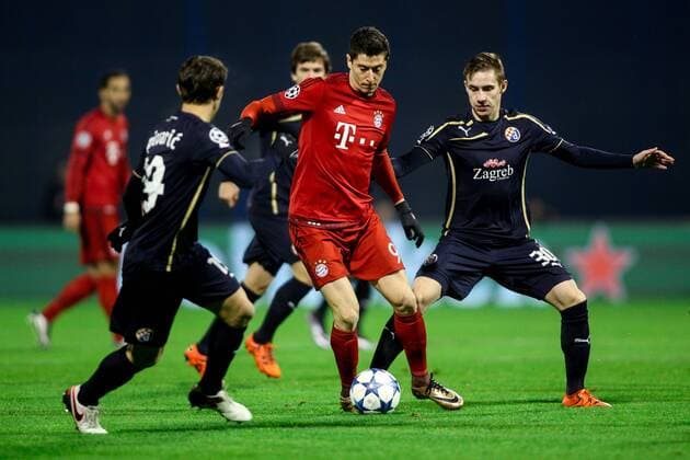 Bilder des Tages - SPORT Bilder des Tages - SPORT SOCCER - CL, Zagreb vs Bayern ZAGREB,CROATIA,09.DEC.15 - SOCCER - UEFA Champions League, group stage, GNK Dinamo Zagreb vs FC Bayern Muenchen. Image shows Robert Lewandowski (Bayern) and Marko Rog (Zagreb). GEPAxpictures xMaticxKlansek