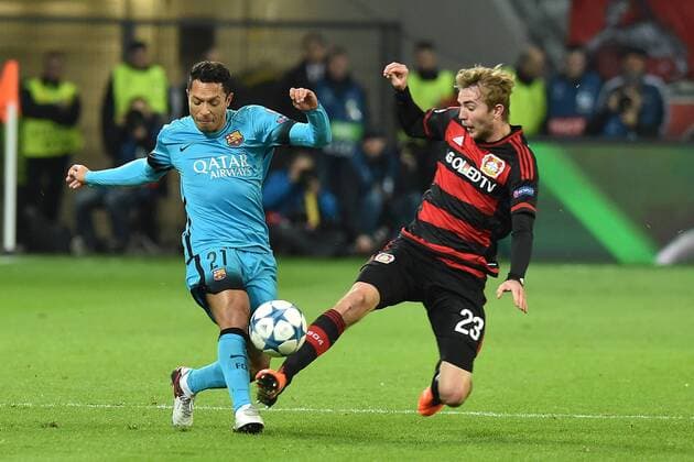 Fußball Champions League 6. Spieltag Bayer Leverkusen - FC Barcelona Barca am 09.12.2015 in der BayArena in Leverkusen Adriano ( Barcelona ), links - Christoph Kramer ( Leverkusen ), rechts xRx
