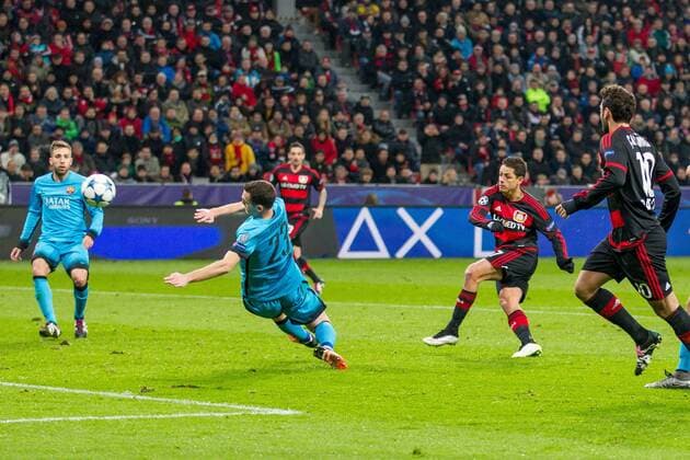 Bilder des Tages - SPORT Bilder des Tages - SPORT Leverkusen Javier Chicharito Hernandez (Bayer 04 Leverkusen 7) mit dem Tor zum Ausgleich, 1:1 beim Champions-League Spiel zwischen Bayer 04 Leverkusen und dem FC Barcelona Barca am 09.12.2015, Copyright: Schueler Eibner-Pressefoto EP_JSE