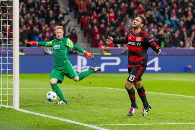 Leverkusen Hakan Calhanoglu (Bayer 04 Leverkusen 10) beim Torjubel nach dem Treffer zum 1:1 mit Torwart Marc-Andre ter Stegen FC Barcelona Barca 1) beim Champions-League Spiel zwischen Bayer 04 Leverkusen und dem FC Barcelona am 09.12.2015, Copyright: Schueler Eibner-Pressefoto EP_JSE