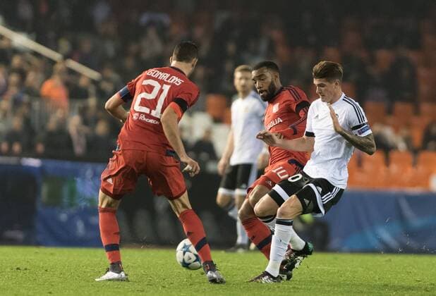 Valencia, 9 de diciembre de 2015. Partido disputado en Mestalla entre Valencia y Lyon, del Grupo H de Uefa Champions League. Rodrigo de Paul disputando el balon 