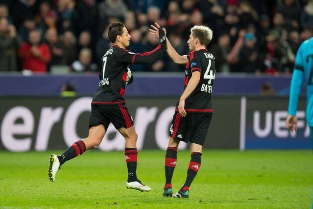 Mittwoch 09.12.2015, UEFA Champions League, Saison 2015 2016, Gruppe E 6. Spieltag in Leverkusen, Bayer 04 Leverkusen - FC Barcelona Barca Chicharito Javier Hernandez (Leverkusen) und Kevin Kampl (Leverkusen) jubeln nach dem treffer zum 1:1 DeFodi001