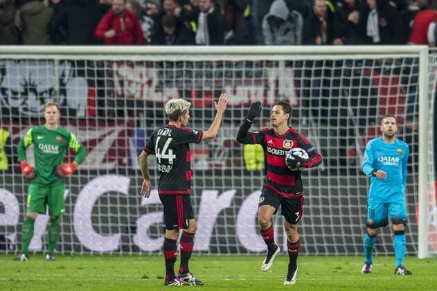 Bilder des Tages - SPORT Bilder des Tages - SPORT (L-R) Kevin Kampl of Bayer 04 Leverkusen, Chicharito of Bayer 04 Leverkusen during the UEFA Champions League match between Bayer 04 Leverkusen and FC Barcelona Barca on December 9, 2015 at the BayArena in Leverkusen, Germany. Bayer 04 Leverkusen v FC Barcelona UEFA Champions League 2015 2016 xVIxGerritxvanxKeulenxIVx 4679670