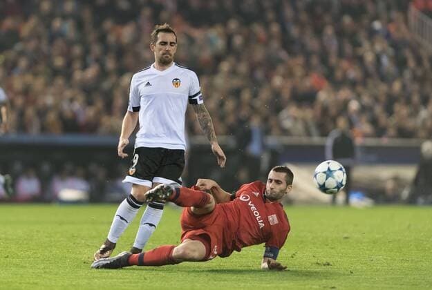 Valencia, 9 de diciembre de 2015. Partido disputado en Mestalla entre Valencia y Lyon, del Grupo H de Uefa Champions League. Paco Alcacer y Gonalons 