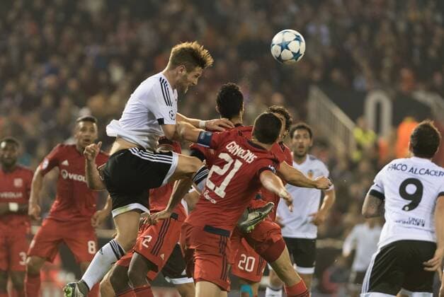 Valencia, 9 de diciembre de 2015. Partido disputado en Mestalla entre Valencia y Lyon, del Grupo H de Uefa Champions League. Mustafi rematando un corner 