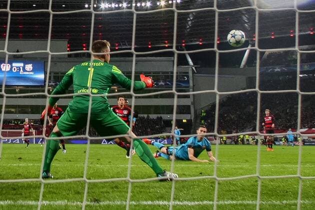 Leverkusen Javier Chicharito Hernandez (Bayer 04 Leverkusen 7) mit dem Tor zum Ausgleich, 1:1 gegen Torwart Marc-Andre ter Stegen FC Barcelona Barca 1) beim Champions-League Spiel zwischen Bayer 04 Leverkusen und dem FC Barcelona am 09.12.2015, Copyright: Schueler Eibner-Pressefoto EP_JSE