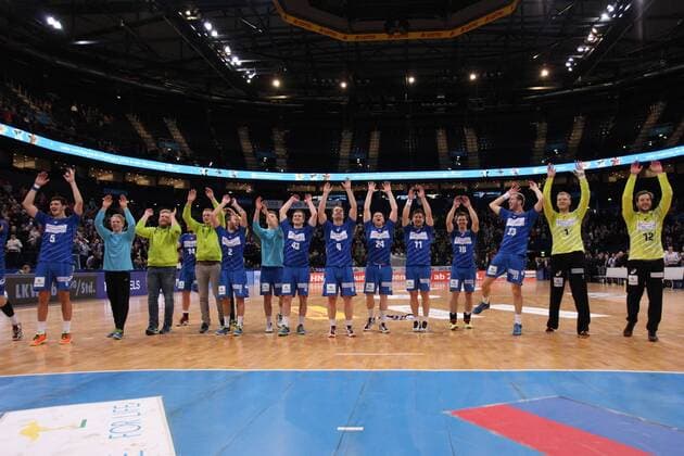Handball DKB Handball Bundesliga 2015 2016 - HSV Handball vs. Füchse Berlin Schlussjubel der Mannschaft Drasko Nenadic (Hamburg) Ilija Brozovic (Hamburg) Kevin Schmidt (Hamburg) Alexander Feld (Hamburg) Casper Mortensen (Hamburg) Dener Jaanimaa (Hamburg) Allan Damgaard (Hamburg) Hans Lindberg (Hamburg) Pascal Hens (Hamburg) Torwart Johannes Bitter (Hamburg) Torwart Jens Vortmann (Hamburg) Barclaycard Arena Hamburg