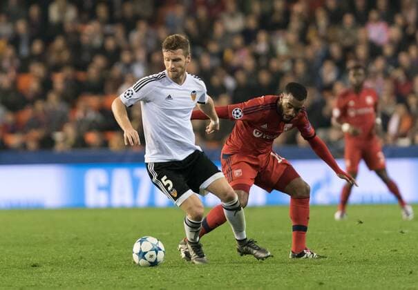 Fußball, Champions League, FC Valencia - Olympique Lyon Valencia, 9 de diciembre de 2015. Partido disputado en Mestalla entre Valencia y Lyon, del Grupo H de Uefa Champions League. Mustafi y Lacazette disputando el balon 