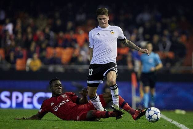 Fußball, Champions League, FC Valencia - Olympique Lyon Rodrigo de Paul (R) of Valencia CF competes for the ball with Maxwell Cornet Olympique Lyonnais- UEFA Champions League Group H - Valencia CF vs Olympique Lyonnais - Mestalla Stadium - Valencia- Spain - 09th December 2015 - Pic David Aliaga Sportimage EDITORIAL USE ONLY. No use with unauthorised audio, video, data, fixture lists, club league logos or live services. Online in-match use limited to 120 images, no video emulation. No use in betting, games or single club league player publications.