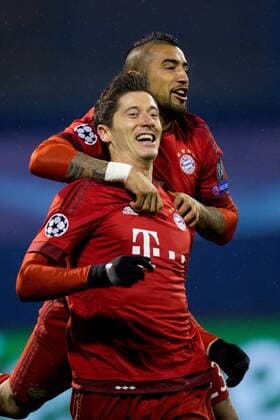 SOCCER - CL, Zagreb vs Bayern ZAGREB,CROATIA,09.DEC.15 - SOCCER - UEFA Champions League, group stage, GNK Dinamo Zagreb vs FC Bayern Muenchen. Image shows the rejoicing of Robert Lewandowski and Arturo Vidal (Bayern). GEPAxpictures xMaticxKlansek