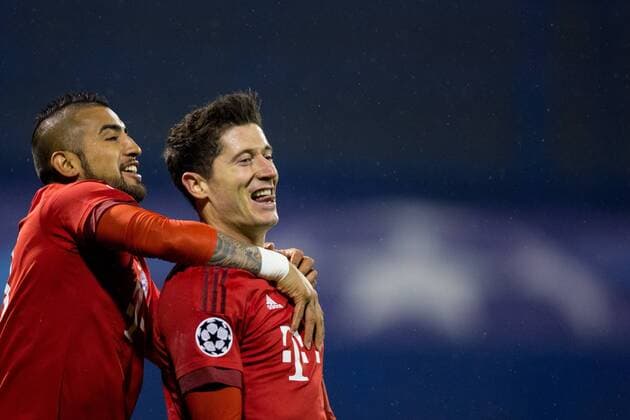 SOCCER - CL, Zagreb vs Bayern ZAGREB,CROATIA,09.DEC.15 - SOCCER - UEFA Champions League, group stage, GNK Dinamo Zagreb vs FC Bayern Muenchen. Image shows the rejoicing of Robert Lewandowski and Arturo Vidal (Bayern). GEPAxpictures xMaticxKlansek