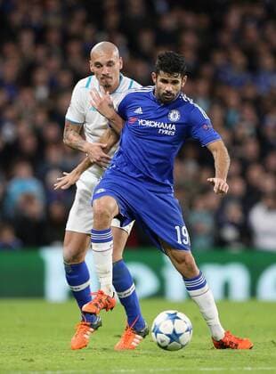 Fußball, Champions League, FC Chelsea - FC Porto Chelsea s Diego Costa tussles with Porto s Maicon UEFA Champions League - Chelsea v FC Porto - Stamford Bridge - England - 9th December 2015 - Picture David Klein Sportimage EDITORIAL USE ONLY. No use with unauthorised audio, video, data, fixture lists, club league logos or live services. Online in-match use limited to 120 images, no video emulation. No use in betting, games or single club league player publications.