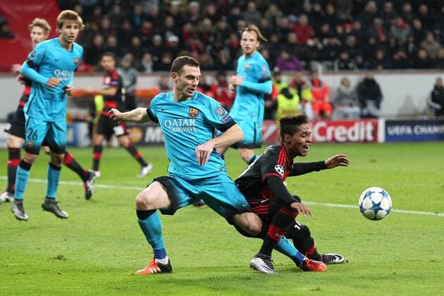 Leverkusen Thomas Vermaelen ( 23, FC Barcelona Barca foult Wendell ( 18, Bayer 04 Leverkusen) - der Pfiff bleibt aus, Bayer 04 Leverkusen - FC Barcelona, Fussball, Champions-League, 09.12.2015, Copyright: Deutzmann Eibner-Pressefoto EP_CDN