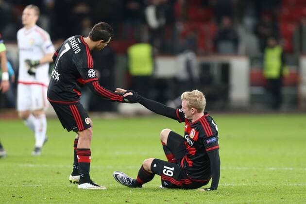 Leverkusen Javier Chicharito Hernandez ( 7, Bayer 04 Leverkusen) hilft dem enttaeuschten Julian Brandt ( 19, Bayer 04 Leverkusen) hoch, Bayer 04 Leverkusen - FC Barcelona Barca Fussball, Champions-League, 09.12.2015, Copyright: Deutzmann Eibner-Pressefoto EP_CDN