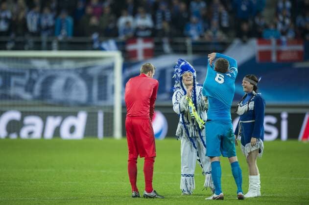 Fußball, Champions League, Indianer und Squaw feiern mit Spielern von KAA Gent - GENT, BELGIUM: Gent s goalkeeper Matz Sels and Zenit s Nicolas Lombaerts celebrate after a soccer game between Belgian team KAA Gent and Russian club FC Zenit Saint Petersburg, Wednesday 09 December 2015, in Gent, the sixth and last day of the group stage the UEFA Champions League competition, in group H. JASPERxJACOBS  x04754732x