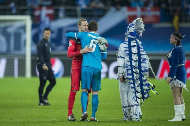 Fußball, Champions League, Indianer und Squaw feiern mit Spielern von KAA Gent - GENT, BELGIUM: Gent s goalkeeper Matz Sels and Zenit s Nicolas Lombaerts celebrate after a soccer game between Belgian team KAA Gent and Russian club FC Zenit Saint Petersburg, Wednesday 09 December 2015, in Gent, the sixth and last day of the group stage the UEFA Champions League competition, in group H. JASPERxJACOBS  x04754733x