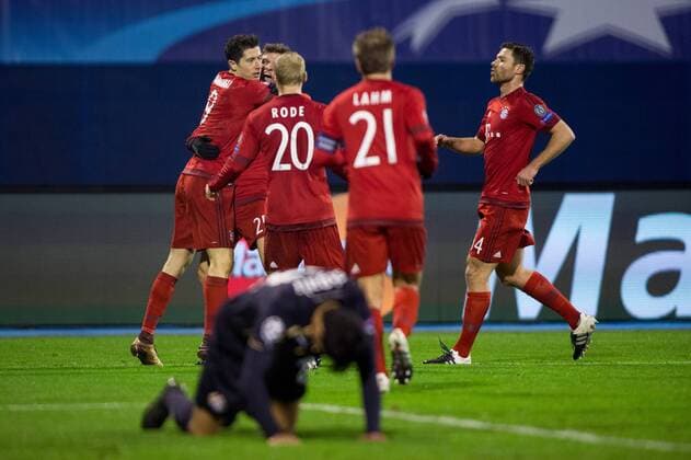 Fußball, Champions League, Dinamo Zagreb - Bayern München SOCCER - CL, Zagreb vs Bayern ZAGREB,CROATIA,09.DEC.15 - SOCCER - UEFA Champions League, group stage, GNK Dinamo Zagreb vs FC Bayern Muenchen. Image shows the rejoicing of Bayern with Robert Lewandowski (Bayern). GEPAxpictures xMaticxKlansek