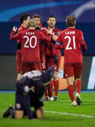 Fußball, Champions League, Dinamo Zagreb - Bayern München SOCCER - CL, Zagreb vs Bayern ZAGREB,CROATIA,09.DEC.15 - SOCCER - UEFA Champions League, group stage, GNK Dinamo Zagreb vs FC Bayern Muenchen. Image shows the rejoicing of Bayern with Robert Lewandowski (Bayern). GEPAxpictures xMaticxKlansek