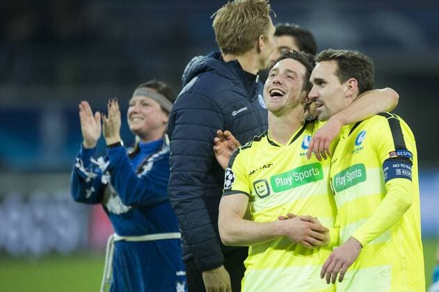 Fußball, Champions League, KAA Gent - Zenit St. Pertersburg - GENT, BELGIUM: Gent s Brecht Dejaegere and Gent s Sven Kums celebrate after winning a soccer game between Belgian team KAA Gent and Russian club FC Zenit Saint Petersburg, Wednesday 09 December 2015, in Gent, the sixth and last day of the group stage the UEFA Champions League competition, in group H. JASPERxJACOBS  x04754745x