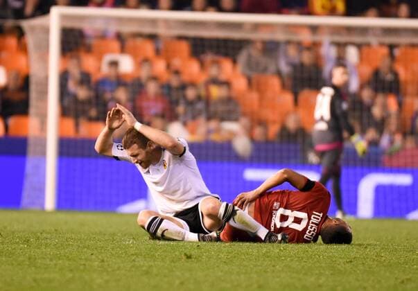 Fußball, Champions League, FC Valencia - Olympique Lyon Valencia s Shkodran Mustafi and Olympique Lionnais Corentin Tolisso during Champions league match. December 9, 2015.  (2015120940)