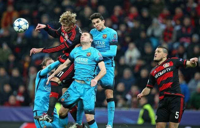 09.12.2015, Fussball UEFA Champions League 2015 2016, Gruppenphase, 6.Spieltag, Bayer 04 Leverkusen - FC Barcelona Barca in der BayArena Leverkusen. v.l. Ivan Rakitic (FC Barcelona) , Stefan Kießling (Bayer Leverkusen) gegen Thomas Vermaelen (FC Barcelona) und Marc Bartra (FC Barcelona) , Kyriakos Papadopoulos (Bayer Leverkusen) 