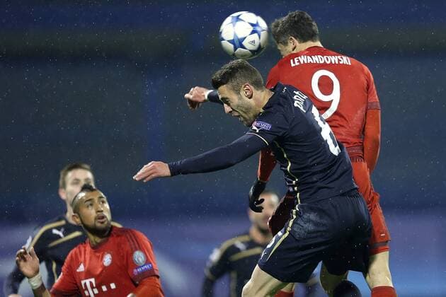 Fußball, Champions League, Dinamo Zagreb - Bayern München UEFA Champions League, GNK Dinamo - Bayern Muenchen 09.12.2015., Zagreb, Croatia - UEFA Champions League, group F, round 6, GNK Dinamo - Bayern Muenchen. Robert Lewandowski, Ivo Daniel Ferreira Mendonca Pinto.  GoranxStanzl PIXSELL