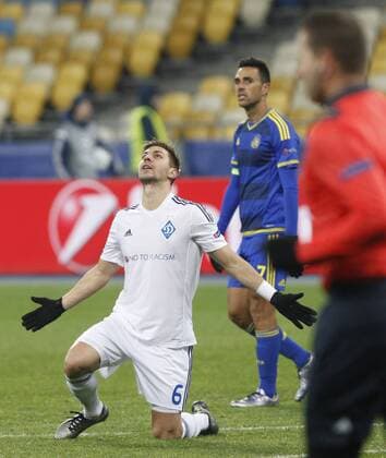 Fußball, Champions League, Dynamo Kiew - Maccabi Tel Aviv Dec. 9, 2015 - Kiev, Ukraine - ALEKSANDAR DRAGOVIC (L) of Dynamo celebrates victory of FC Dynamo during the UEFA Champions League Group G soccer match between Dynamo Kyiv and FC Maccabi Tel-Aviv,at Olimpiyskyi stadium in Kiev, Ukraine, 09 December 2015. Soccer 2015 - DYNAMO vc MACCABI,UEFA Champions League Group G - ZUMAg194