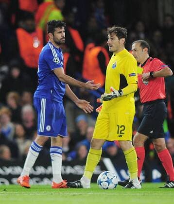 Fußball, Champions League, FC Chelsea - FC Porto Football - 2015 2016 Chelsea v Porto - UEFA Champions League Group G Iker Casillas of Porto complains about a challenge from Diego Costa at Stamford Bridge COLORSPORT ANDREW COWIE 