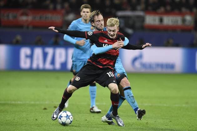 Leverkusen, Deutschland 09. Dezember 2015: Champions League 15 16 - Bayer 04 Leverkusen vs. FC Barcelona Barca Julian Brandt (Leverkusen) im Zweikampf gegen Ivan Rakitic (FC Barcelona) ot