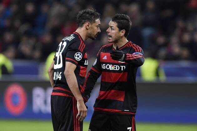 Leverkusen, Deutschland 09. Dezember 2015: Champions League 15 16 - Bayer 04 Leverkusen vs. FC Barcelona Barca Karim Bellarabi (Leverkusen) und Chicharito (Leverkusen) ot