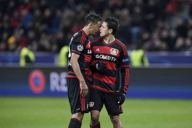 Leverkusen, Deutschland 09. Dezember 2015: Champions League 15 16 - Bayer 04 Leverkusen vs. FC Barcelona Barca Karim Bellarabi (Leverkusen),Chicharito (Leverkusen) ot