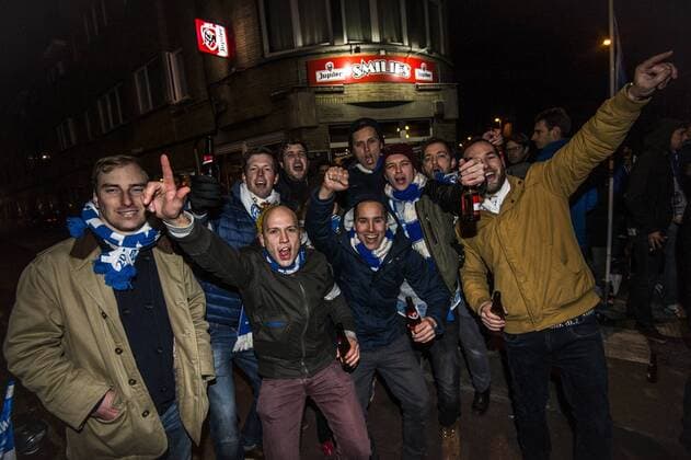Fußball, Champions League, Fans von KAA Gent feiern Achtelfinal-Einzug - GENT, BELGIUM: Gent s supporters celebrate after winning in the city of Ghent after a soccer game between Belgian team KAA Gent and Russian club FC Zenit Saint Petersburg, Wednesday 09 December 2015, in Gent, the sixth and last day of the group stage the UEFA Champions League competition, in group H. JASPERxJACOBS  x04754770x