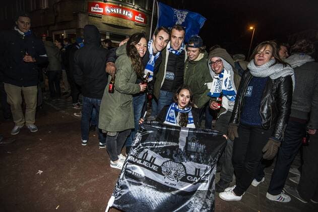 Fußball, Champions League, Fans von KAA Gent feiern Achtelfinal-Einzug - GENT, BELGIUM: Gent s supporters celebrate after winning in the city of Ghent after a soccer game between Belgian team KAA Gent and Russian club FC Zenit Saint Petersburg, Wednesday 09 December 2015, in Gent, the sixth and last day of the group stage the UEFA Champions League competition, in group H. JASPERxJACOBS  x04754772x
