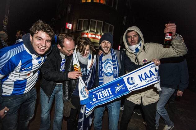 Fußball, Champions League, Fans von KAA Gent feiern Achtelfinal-Einzug - GENT, BELGIUM: Gent s supporters celebrate after winning in the city of Ghent after a soccer game between Belgian team KAA Gent and Russian club FC Zenit Saint Petersburg, Wednesday 09 December 2015, in Gent, the sixth and last day of the group stage the UEFA Champions League competition, in group H. JASPERxJACOBS  x04754774x