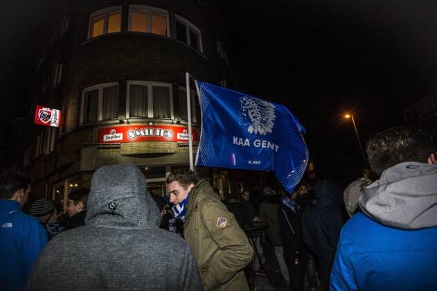 Fußball, Champions League, Fans von KAA Gent feiern Achtelfinal-Einzug - GENT, BELGIUM: Gent s supporters celebrate after winning in the city of Ghent after a soccer game between Belgian team KAA Gent and Russian club FC Zenit Saint Petersburg, Wednesday 09 December 2015, in Gent, the sixth and last day of the group stage the UEFA Champions League competition, in group H. JASPERxJACOBS  x04754775x