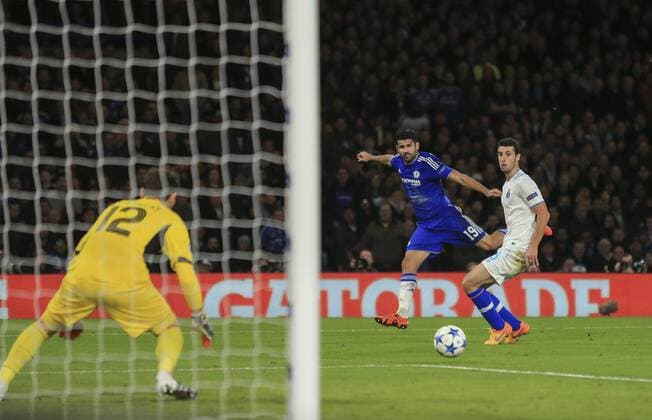 FuÃŸball, Champions League, FC Chelsea - FC Porto 09.12.2015. Stamford Bridge, London, England. Champions League. Chelsea versus FC Porto. Chelsea s Diego Costa has an effort which is well saved by FC Porto s Iker Casillas. xNigelxCookex  ActionPlus11687527