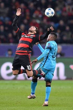 Fußball Champions League Gruppenphase 6. Spieltag Bayer Leverkusen - FC Barcelon am 09.12.2015 in der BayArena in Leverkusen Hakan Calhanoglu ( Leverkusen ), links - Wilfrid Kaptoum ( Barcelona ), rechts xTTx