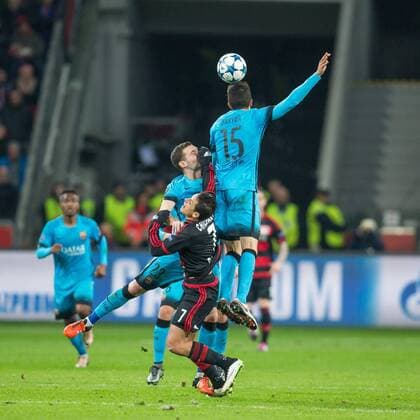 Leverkusen Javier Chicharito Hernandez (Bayer 04 Leverkusen 7) im Kopfballduell gegen Aleix Vidal FC Barcelona Barca 22) und Marc Bartra (FC Barcelona 15) beim Champions-League Spiel zwischen Bayer 04 Leverkusen und dem FC Barcelona am 09.12.2015, Copyright: Schueler Eibner-Pressefoto EP_JSE