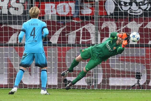 Leverkusen Parade von Marc-Andre ter Stegen ( 1, TW, FC Barcelona Barca - links Ivan Rakitic ( 4, FC Barcelona), Bayer 04 Leverkusen - FC Barcelona, Fussball, Champions-League, 09.12.2015, Copyright: Deutzmannx xEibnerx-xPressefoto